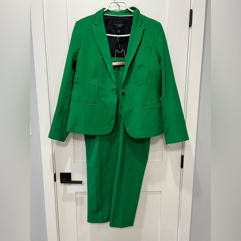 Like new Banana Republic Vibrant Green Suit size 12/14